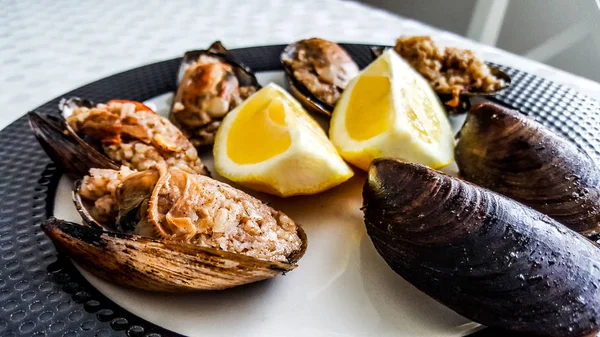 Турецкие фаршированные мидии с лимоном / Мидье Долма . — стоковое фото
