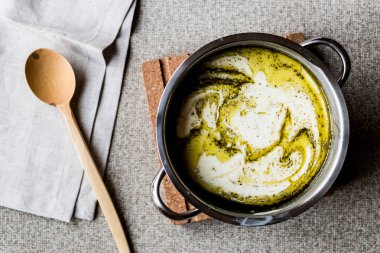 Türk Yayla veya tavada nane sosu ile yoğurt çorbası / cacık.