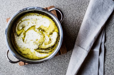 Türk Yayla veya tavada nane sosu ile yoğurt çorbası / cacık. 