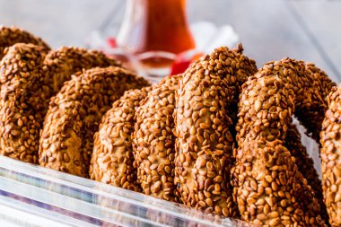 Çay (pasta yığını ile Türk simit Kandil simiti)