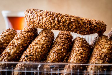 Çay (pasta yığını ile Türk simit Kandil simiti)