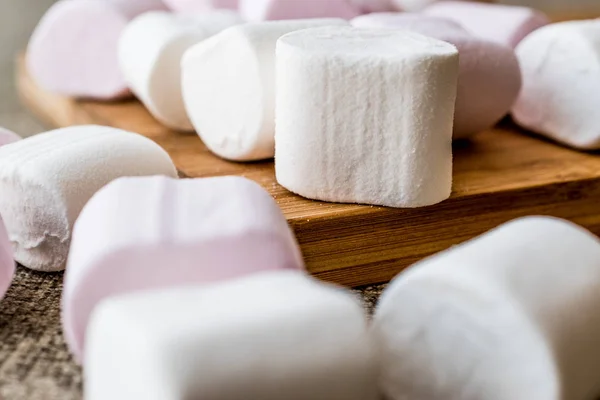 Stapel von Marshmallows auf hölzerner Oberfläche. — Stockfoto