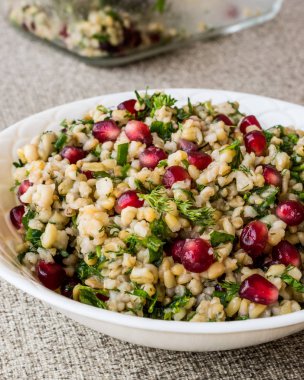 Nar beyaz kase buğday salatası.