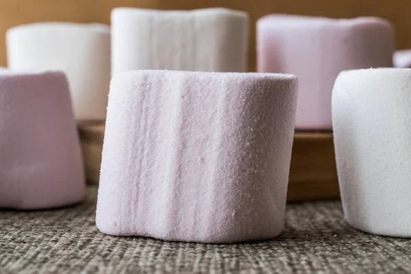 Stapel von Marshmallows auf hölzerner Oberfläche. — Stockfoto