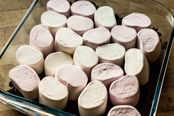 Zelfgemaakte S'mores Dip Marshmallow in glazen kom voordat gekookt. — Stockfoto