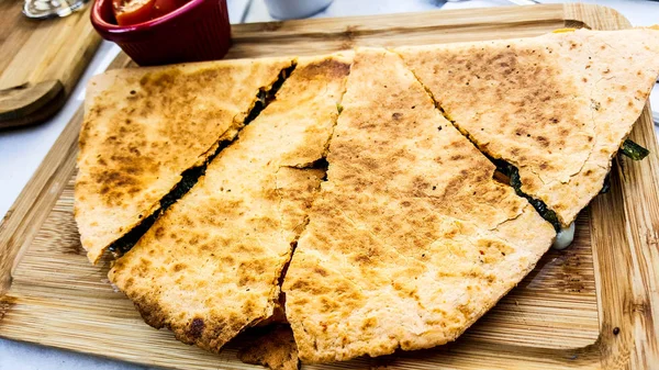 Street Food Tortilla con queso y espinacas —  Fotos de Stock