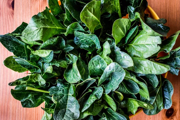 Fresh Green Spinach Leaves on wooden surface. — Stock Photo, Image