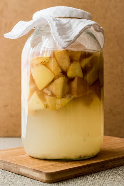 Hausgemachter Quittenessig oder Saft in der Flasche. — Stockfoto