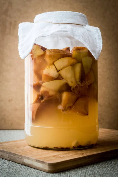 Vinagre de manzana casero en botella . —  Fotos de Stock