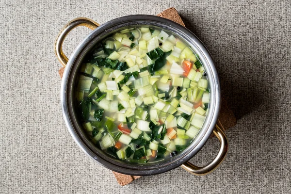 Sopa de legumes em panela de aço inoxidável . — Fotografia de Stock