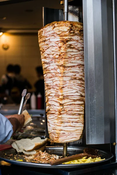 Tureckého rychlého občerstvení jehle kuřecího kebabu — Stock fotografie