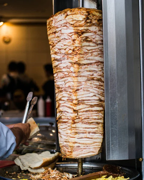 Turkish Fast Food Skewered Chicken doner kebab — Stock Photo, Image