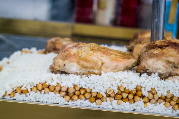 Турецкая уличная еда Курица и рис с куриным горошком. / tavuk pilav — стоковое фото