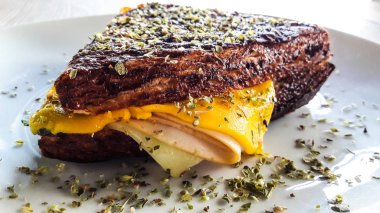 Sandviç çedar peyniri ile Türkiye ve kekik füme