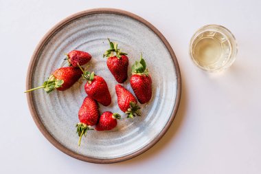 Çilek ve beyaz şarap 