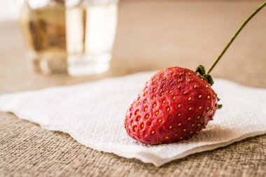 Çilek ve beyaz şarap 