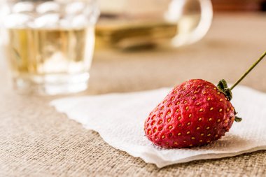 Çilek ve beyaz şarap 