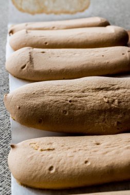 Ladyfinger veya Savayer kurabiye / bisküvi.