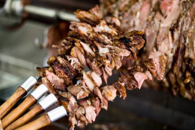 Ahşap şiş üzerinde Türk Cag kebap döner fırın ateş.