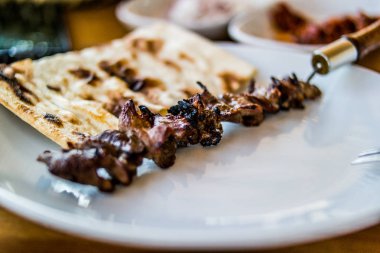 Şiş üzerinde Türk Cag kebap döner. kopya alanı.