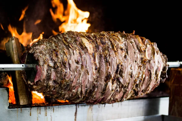 Turkiska Cag Kebab Doner i trä eldas ugnen. — Stockfoto