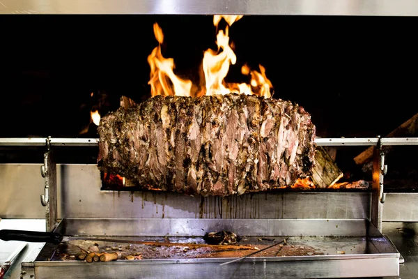 Turecký Döner Kebab Cag dřevem vytápěné peci. — Stock fotografie