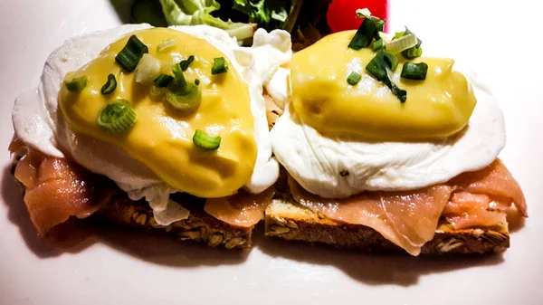 Eieren benedicts met gerookte zalm. — Stockfoto