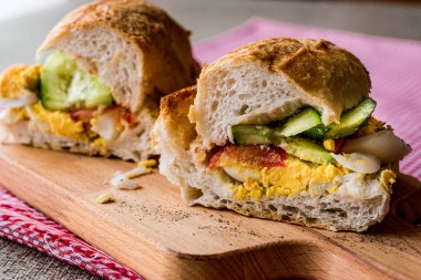 Yumurtalı sandviç salatalık ve domates ile.