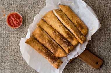 Sarımsaklı ekmek domates sosu ve parmesan peyniri ile sopa.
