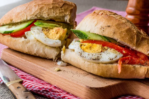 Ägg smörgås med svartpeppar, tomater och gröna. — Stockfoto