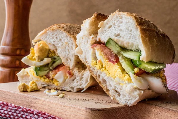 Sandwich de huevo con pepinos y tomates . — Foto de Stock