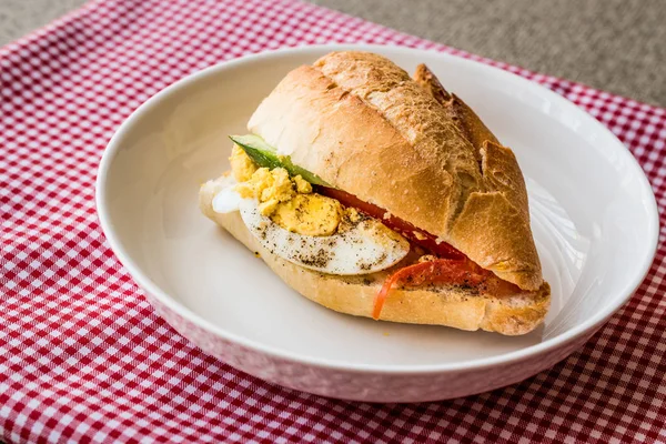 Sandwich de huevo con pimienta negra, tomates y verduras . — Foto de Stock