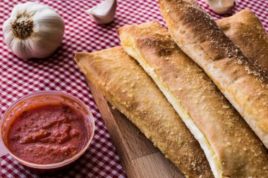 Sarımsaklı ekmek domates sosu ve parmesan peyniri ile sopa.