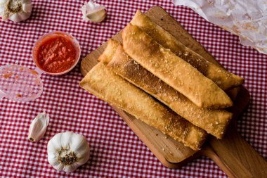 Sarımsaklı ekmek domates sosu ve parmesan peyniri ile sopa.