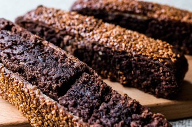 Ay coregi / Türk pasta çikolata, susam ve kuru üzüm ile