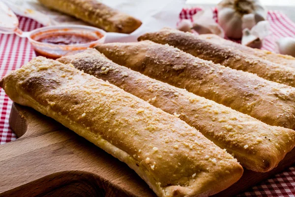 Garlic bread sticks with tomato sauce and parmesan cheese. — Stock Photo, Image