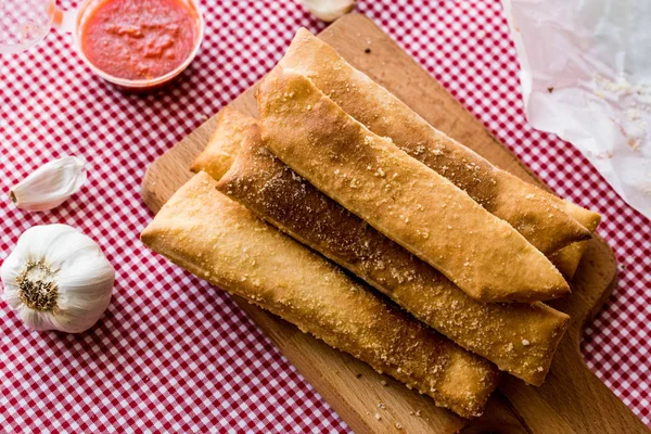Knoflook brood sticks met tomaat saus en Parmezaanse kaas. — Stockfoto