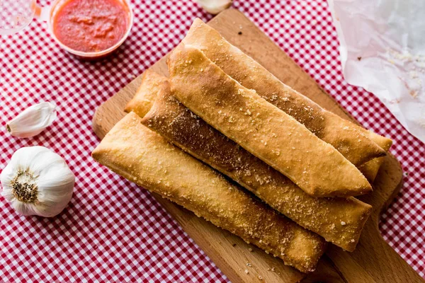 Paus de pão de alho com molho de tomate e queijo parmesão . — Fotografia de Stock