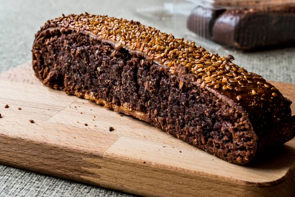 Ay coregi / Pâtisserie turque au chocolat, sésame et raisins secs — Photo