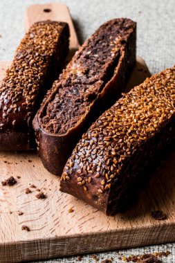 Ay coregi / Türk pasta çikolata, susam ve kuru üzüm ile