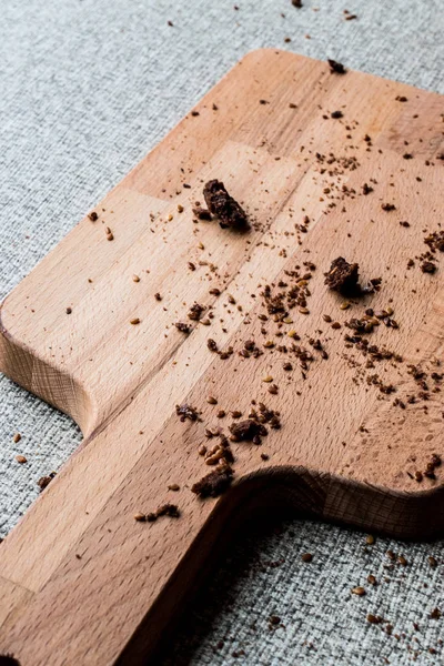 Cake crumbs on cutting board. — Stock Photo, Image
