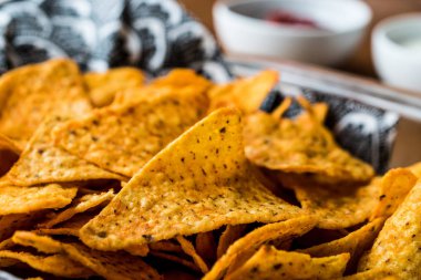 Salsa ve ekşi krema dips ile cips fiş / yoğurt sos