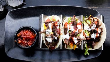 Sığır eti ve salsa ile Meksika Tacos / daldırma sos dışında barda