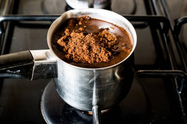 Türk kahvesi mutfakta yemek.