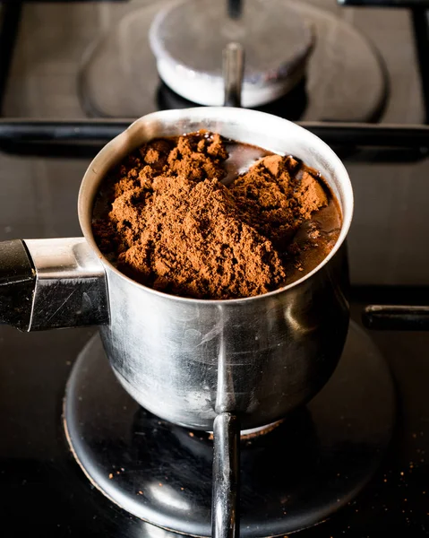 Türk kahvesi mutfakta yemek.