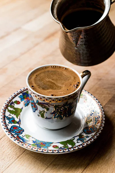 Despejando café turco no copo . — Fotografia de Stock