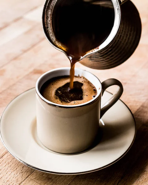 Türkischer Kaffee in die Tasse gießen. — Stockfoto