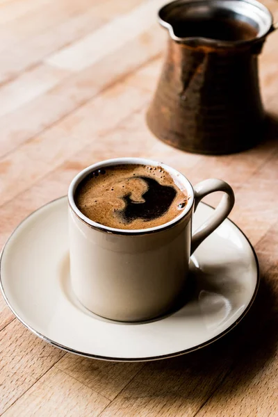 Turkiskt kaffe med turkiska potten Cezve — Stockfoto