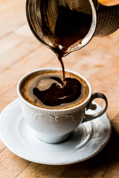 Налить турецкий кофе в чашку . — стоковое фото