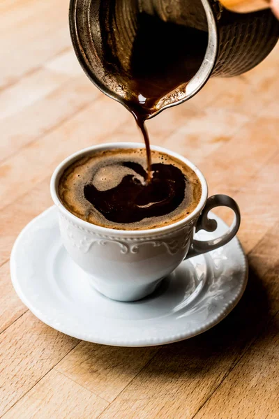 Türkischer Kaffee in die Tasse gießen. — Stockfoto